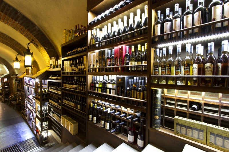 bar-TOUET SUR VAR-min_world_street_travel_shop_canon_georgia_wine_bottles-429767
